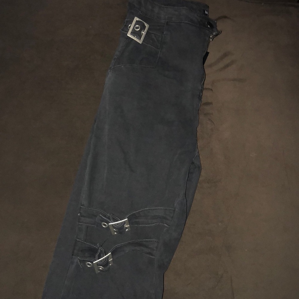 Black motto , skinny jeans .